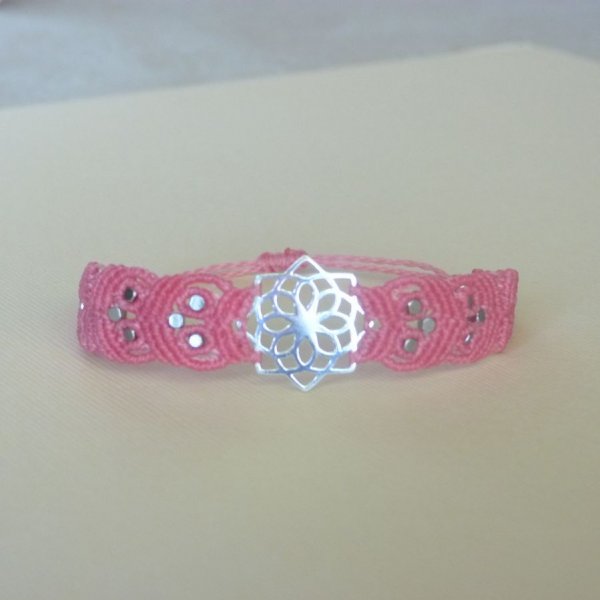 Roze micro-macram&eacute; armband met zilveren insert