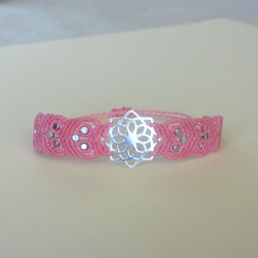 Roze micro-macramé armband met zilveren insert