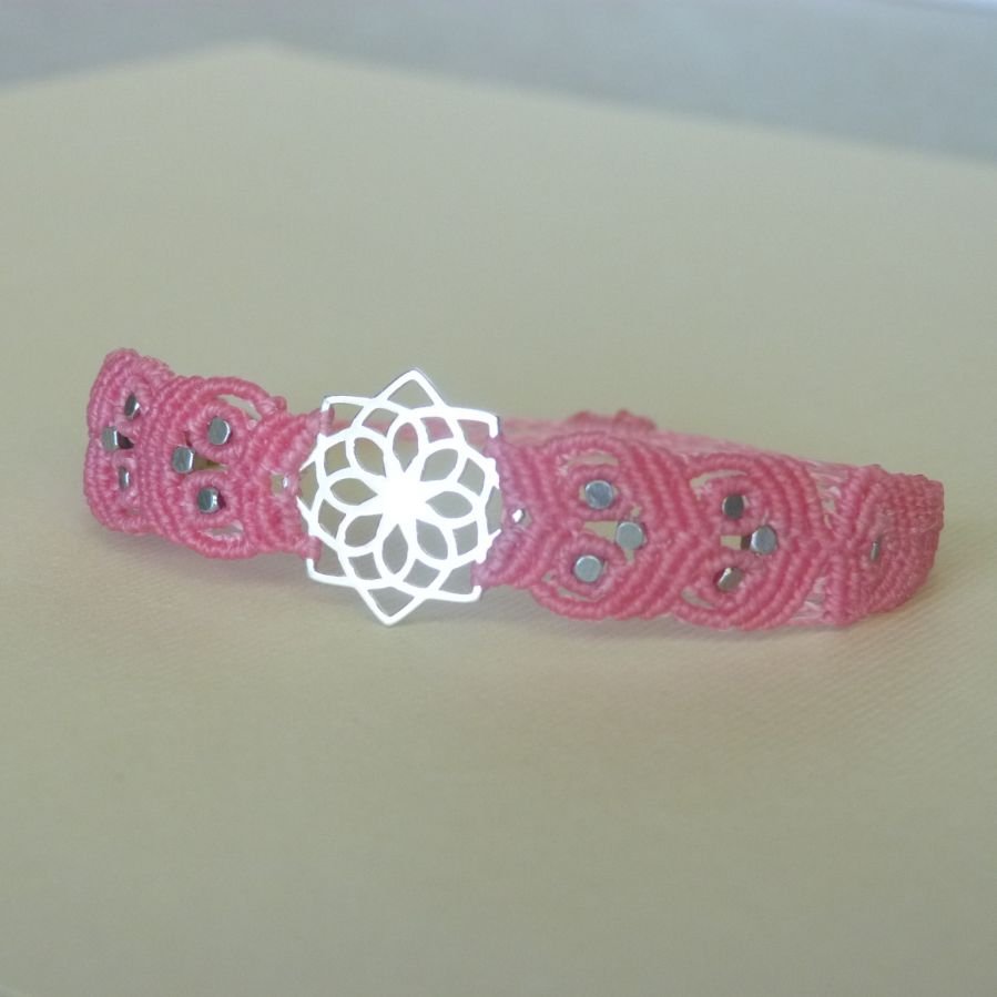 Roze micro-macramé armband met zilveren insert