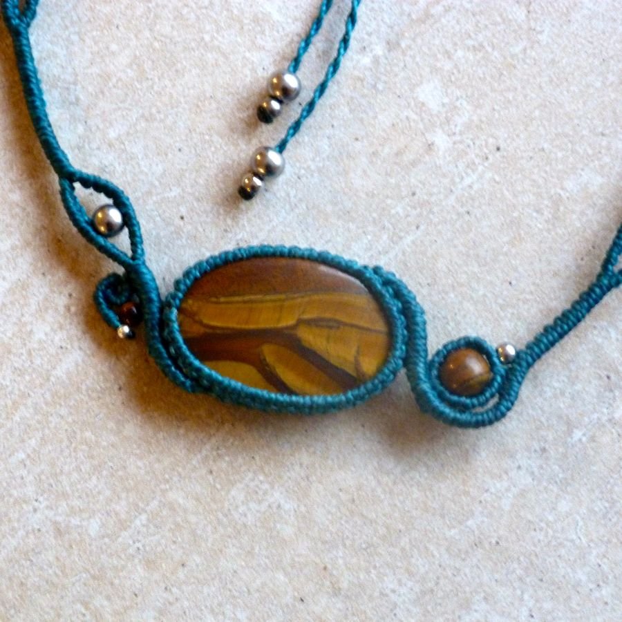Eend blauwe micro-macramé ketting met een natuursteen, het tijgeroog