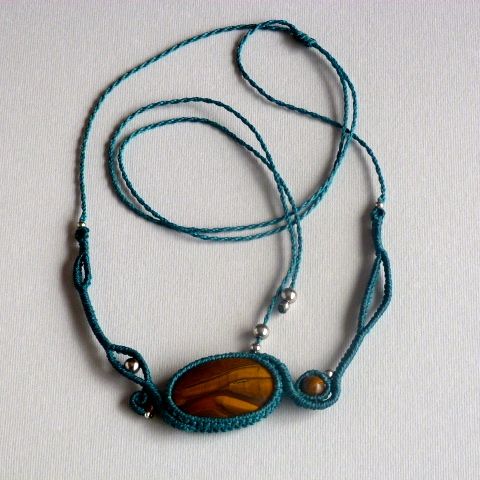 Eend blauwe micro-macramé ketting met een natuursteen, het tijgeroog