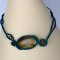 Eend blauwe micro-macramé ketting met een natuursteen, het tijgeroog