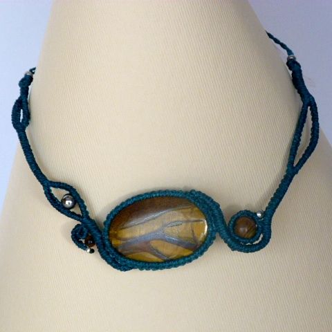 Eend blauwe micro-macramé ketting met een natuursteen, het tijgeroog