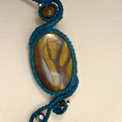 Eend blauwe micro-macramé ketting met een natuursteen, het tijgeroog