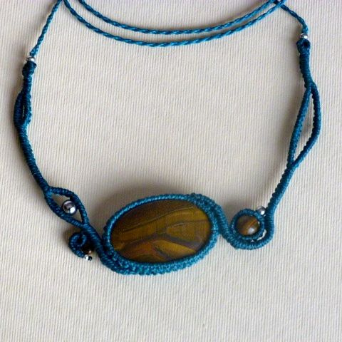 Eend blauwe micro-macramé ketting met een natuursteen, het tijgeroog