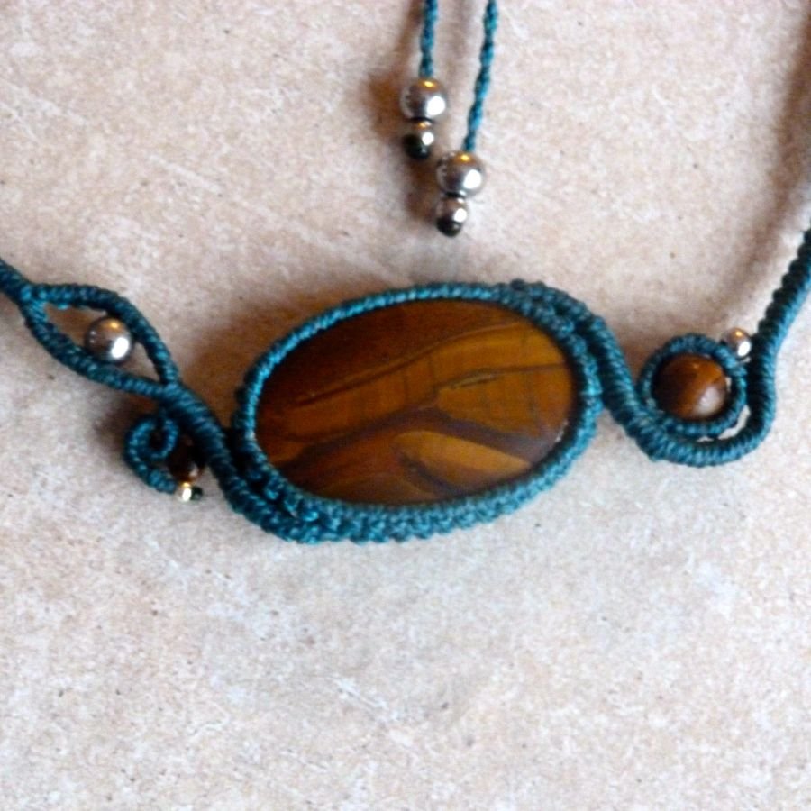 Eend blauwe micro-macramé ketting met een natuursteen, het tijgeroog