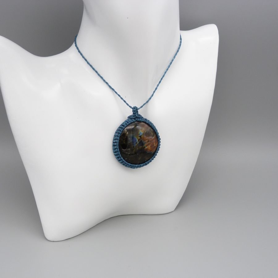 Collier bleu canard en micro-macramé avec une labradorite