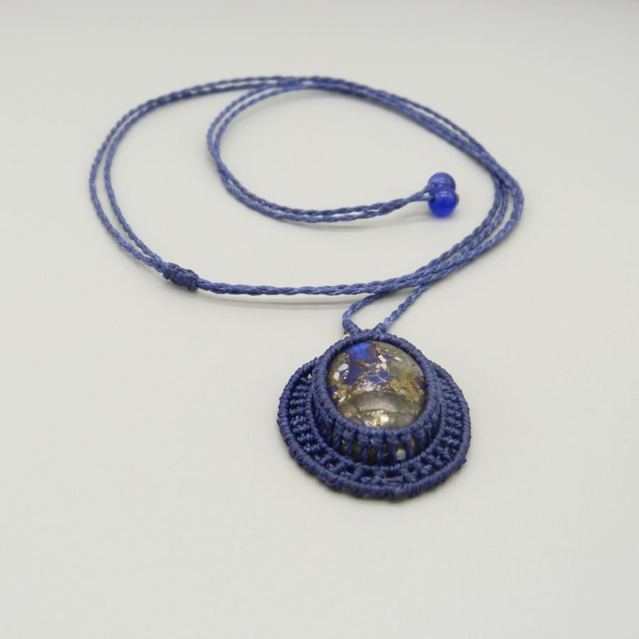 Donkerblauwe micro-macramé ketting met een stenen cabochon
