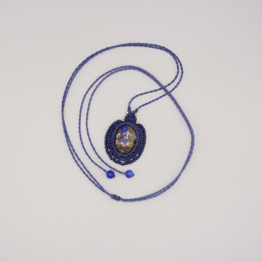 Donkerblauwe micro-macramé ketting met een stenen cabochon