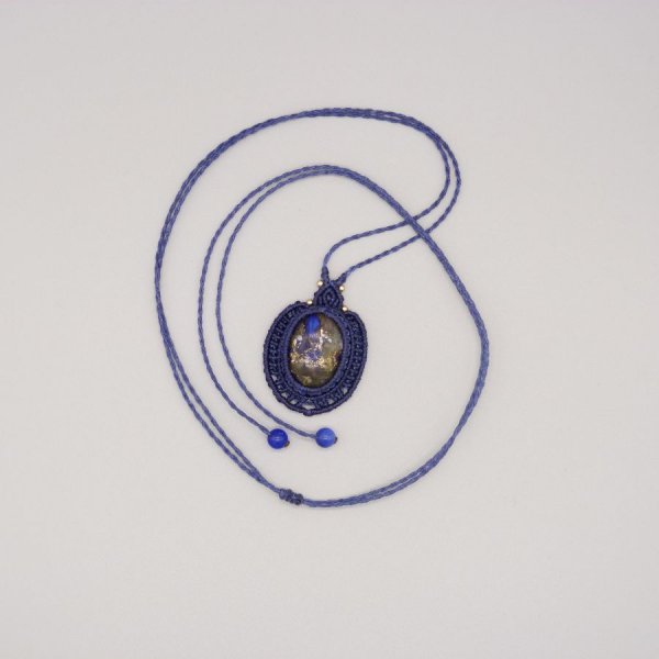 Donkerblauwe micro-macram&eacute; ketting met een stenen cabochon