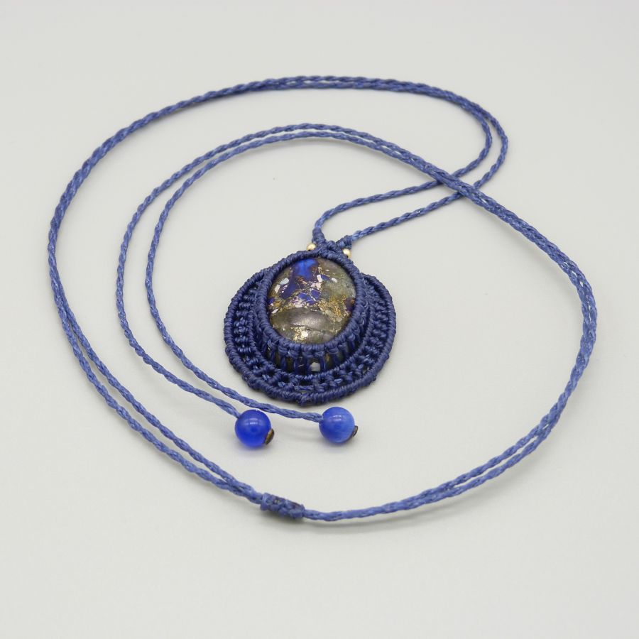 Donkerblauwe micro-macramé ketting met een stenen cabochon
