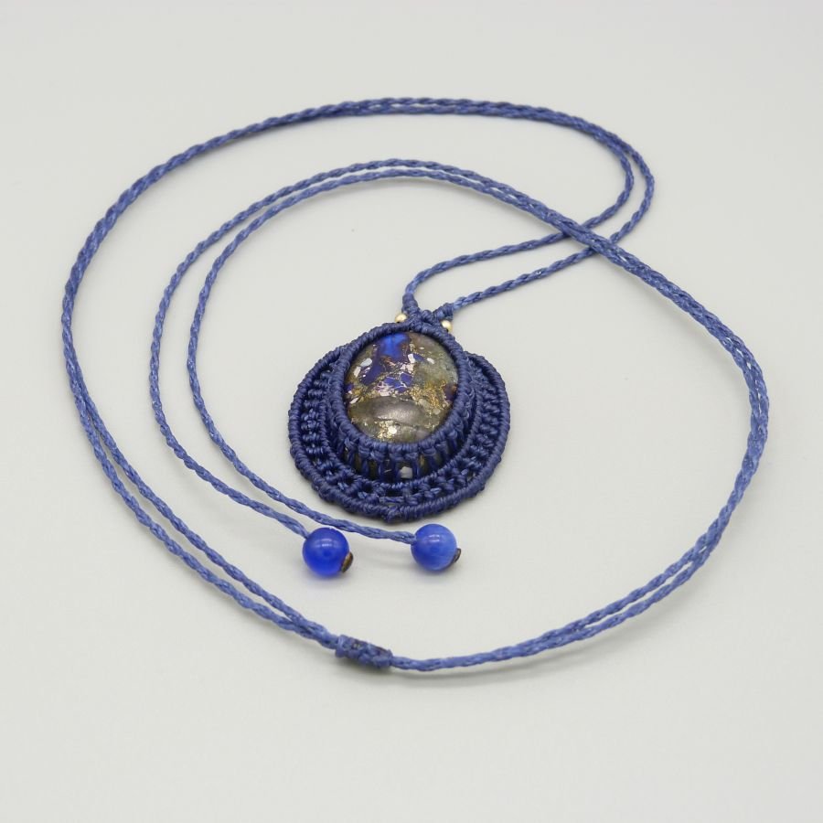 Donkerblauwe micro-macramé ketting met een stenen cabochon