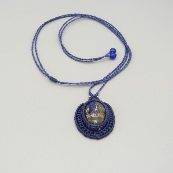 Donkerblauwe micro-macram&eacute; ketting met een stenen cabochon