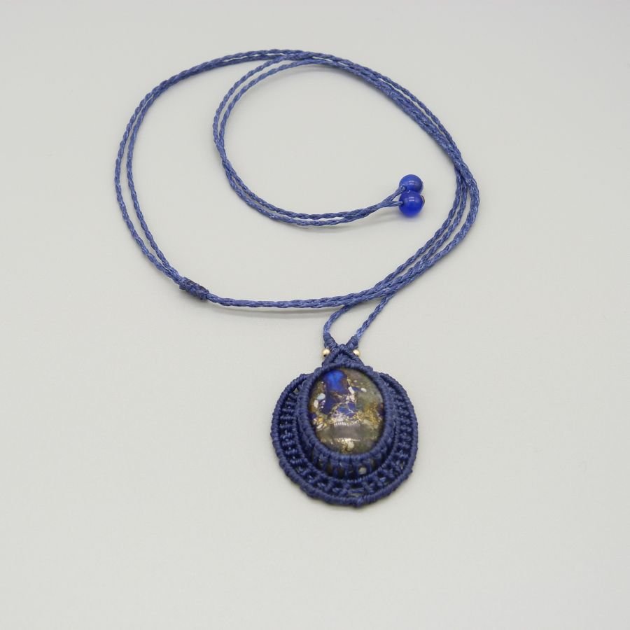 Donkerblauwe micro-macramé ketting met een stenen cabochon