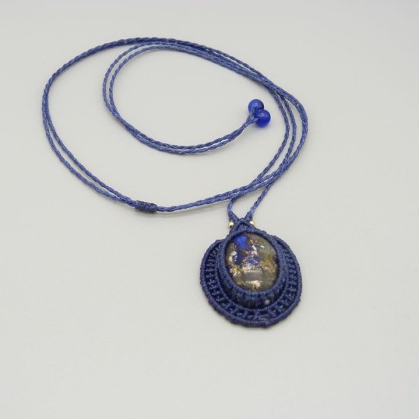 Donkerblauwe micro-macram&eacute; ketting met een stenen cabochon