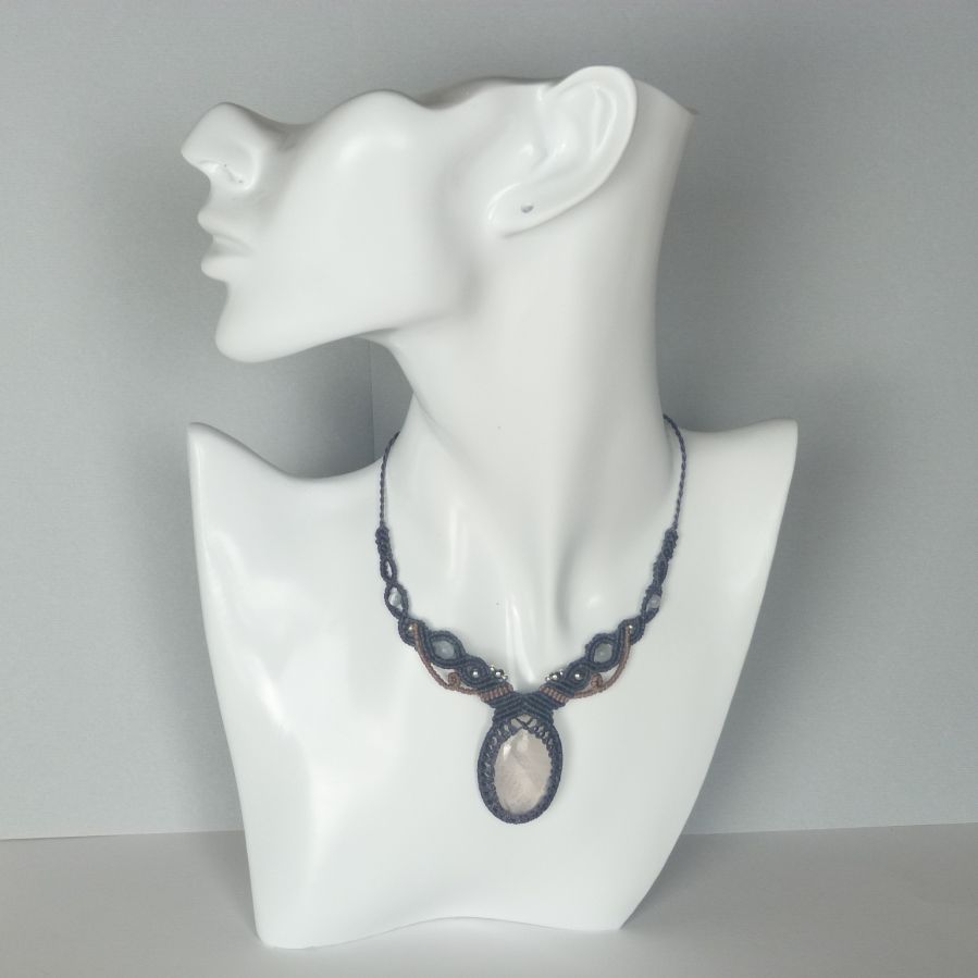 Blauw/grijze micro-macramé ketting met rozenkwarts 