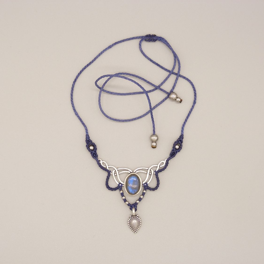 Middernachtblauwe ketting in micro-macramé met een labradoriet gezet in het midden