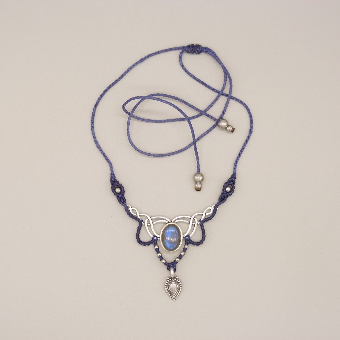 Middernachtblauwe ketting in micro-macramé met een labradoriet gezet in het midden
