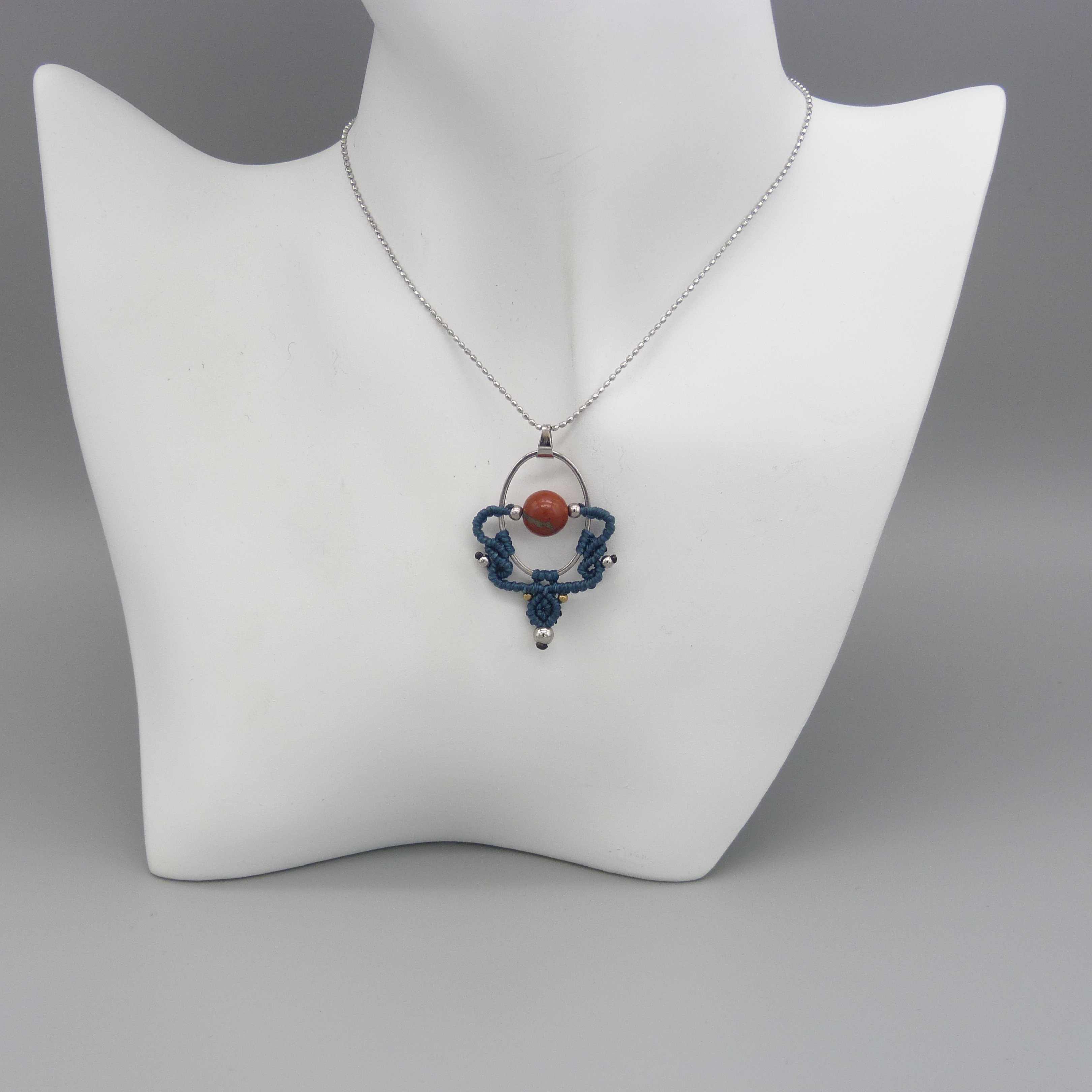 Collier couleur bleu canard en micro-macram&eacute;  avec une perle jaspe rouge