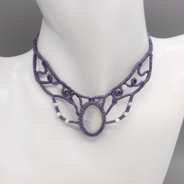 Micro-macram&eacute; ketting, mauve grijze parel