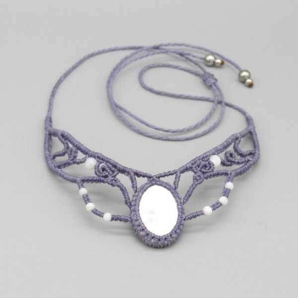 Micro-macram&eacute; ketting, mauve grijze parel