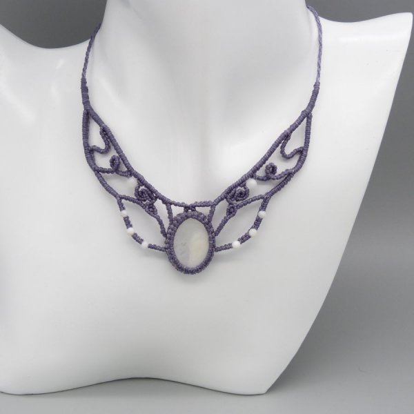Micro-macram&eacute; ketting, mauve grijze parel