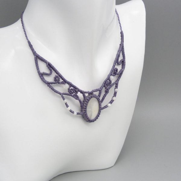 Micro-macram&eacute; ketting, mauve grijze parel