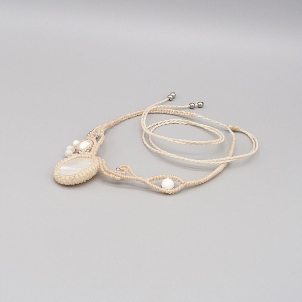 Collier couleur sable en micro-macram&eacute; avec une belle nacre