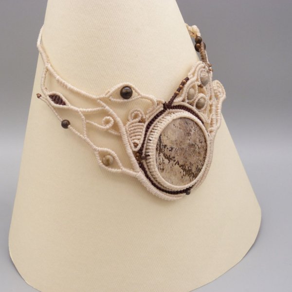 collier couleur sable en micro-macram&eacute; avec cabochon en bois p&eacute;trifi&eacute;