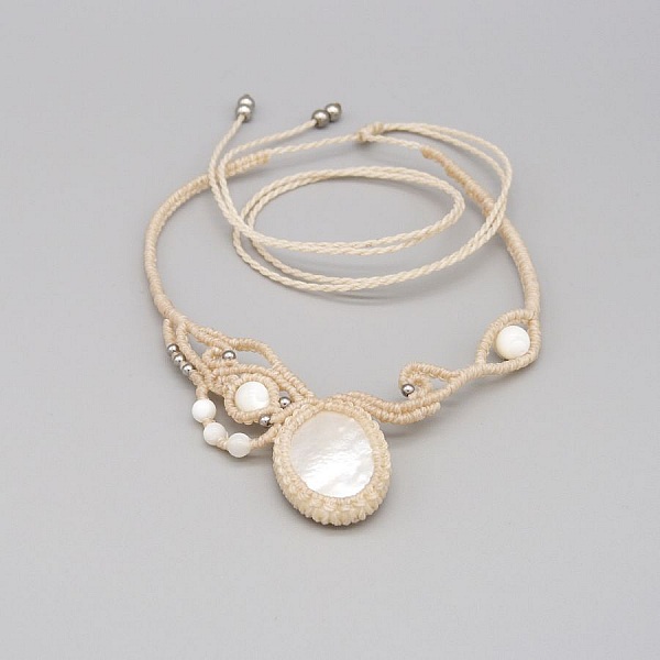 Collier couleur sable en micro-macram&eacute; avec une belle nacre