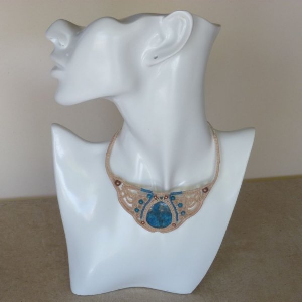 Zandkleurige halsketting in micro-macram&eacute; met medaillon van natuurlijke apatietsteen