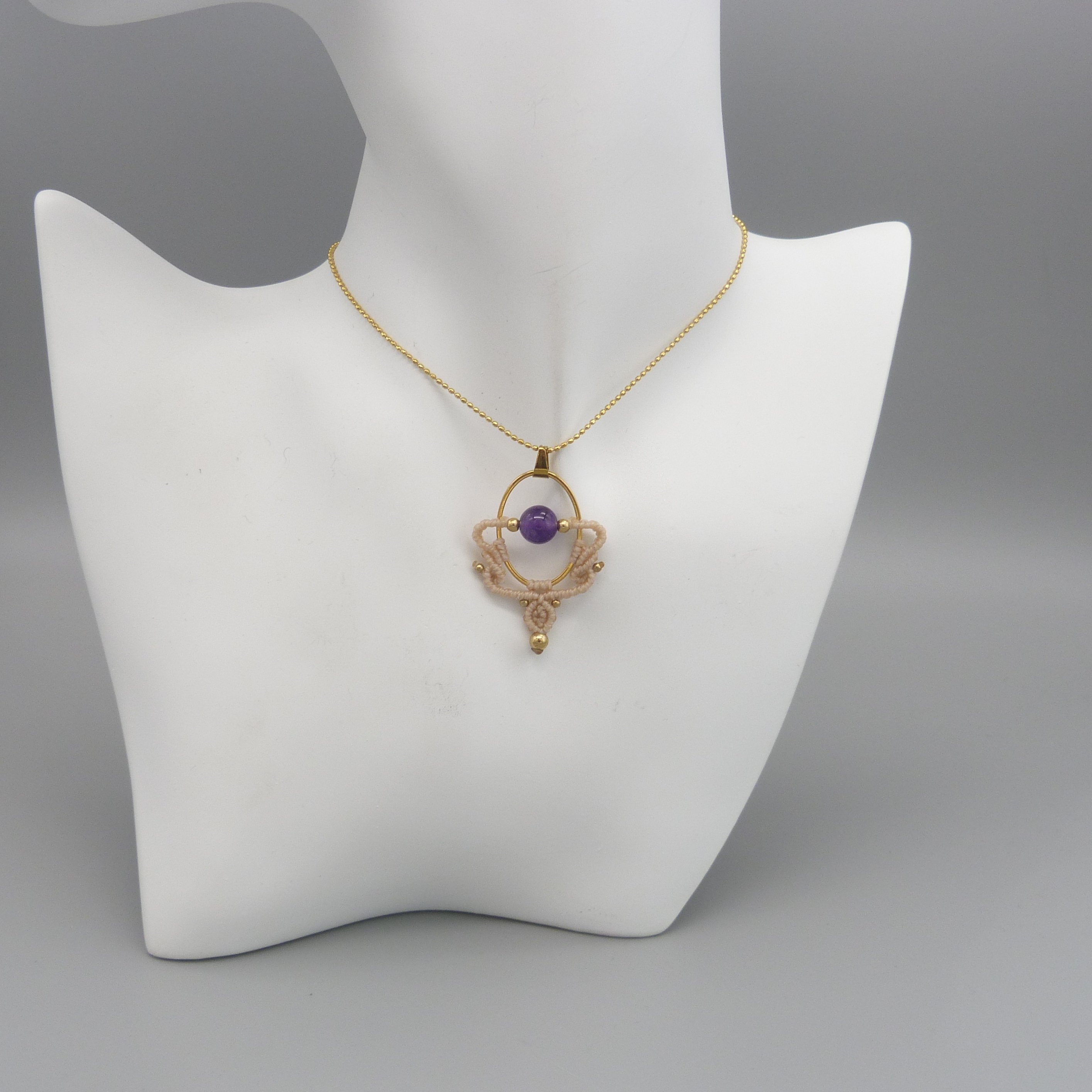 Collier couleur sable en micro-macram&eacute;  avec une perle am&eacute;thyste