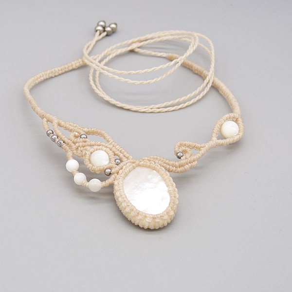 Collier couleur sable en micro-macram&eacute; avec une belle nacre