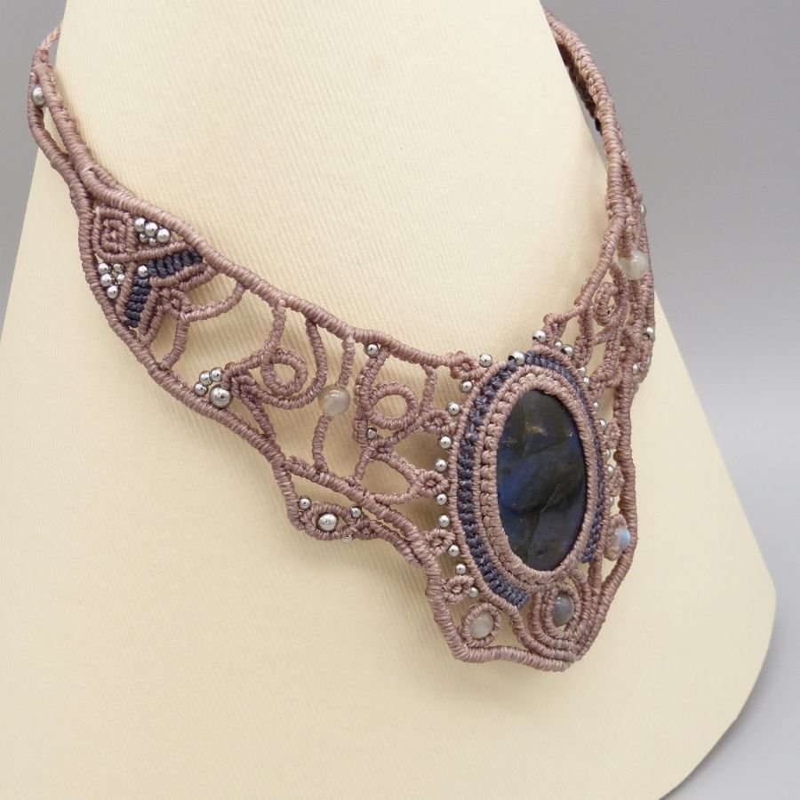 Taupekleurige ketting in micro-macramé met een prachtige labradoriet