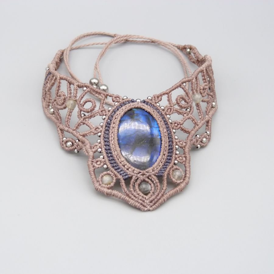 Taupekleurige ketting in micro-macramé met een prachtige labradoriet