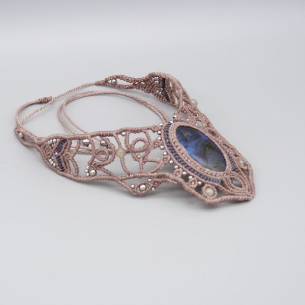 Taupekleurige ketting in micro-macram&eacute; met een prachtige labradoriet