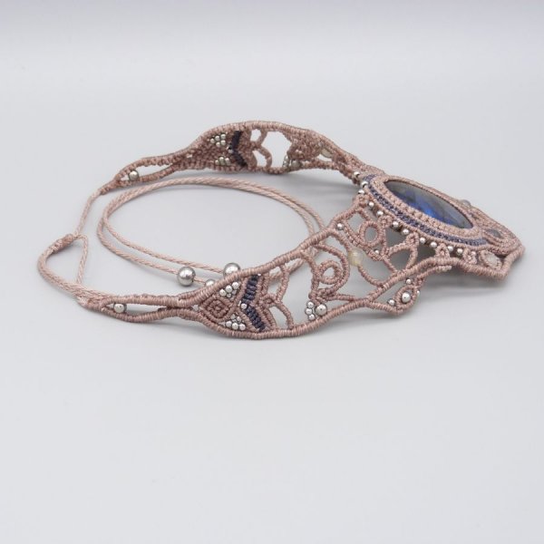 Taupekleurige ketting in micro-macram&eacute; met een prachtige labradoriet