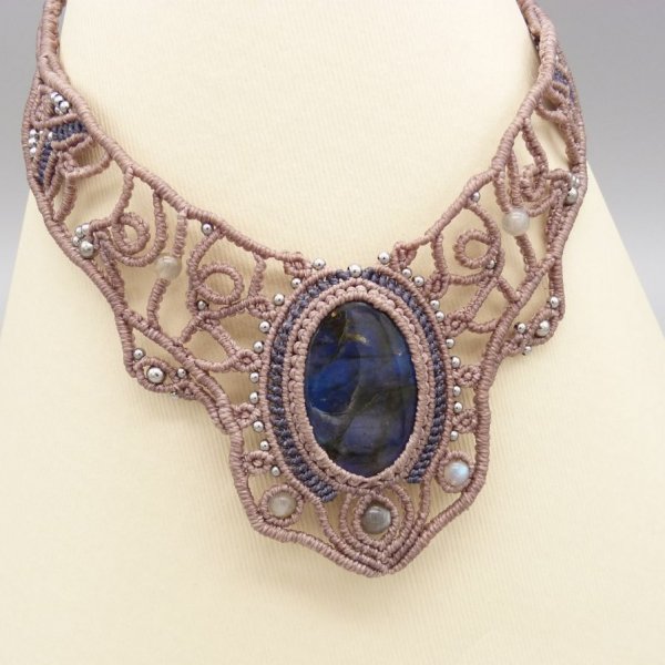 Taupekleurige ketting in micro-macram&eacute; met een prachtige labradoriet