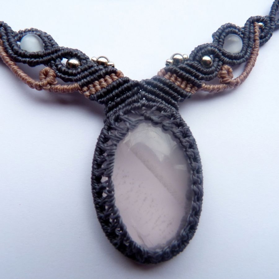 Blauw/grijze micro-macramé ketting met rozenkwarts 