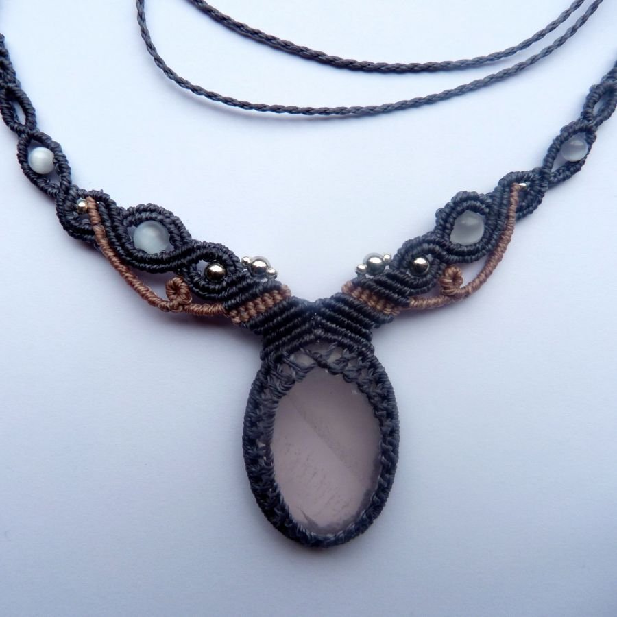 Blauw/grijze micro-macramé ketting met rozenkwarts 