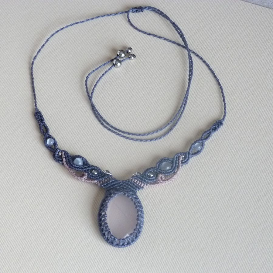 Blauw/grijze micro-macramé ketting met rozenkwarts 