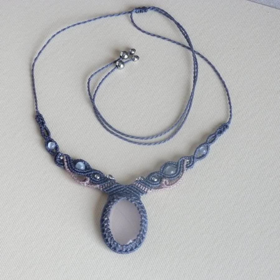 Blauw/grijze micro-macramé ketting met rozenkwarts 