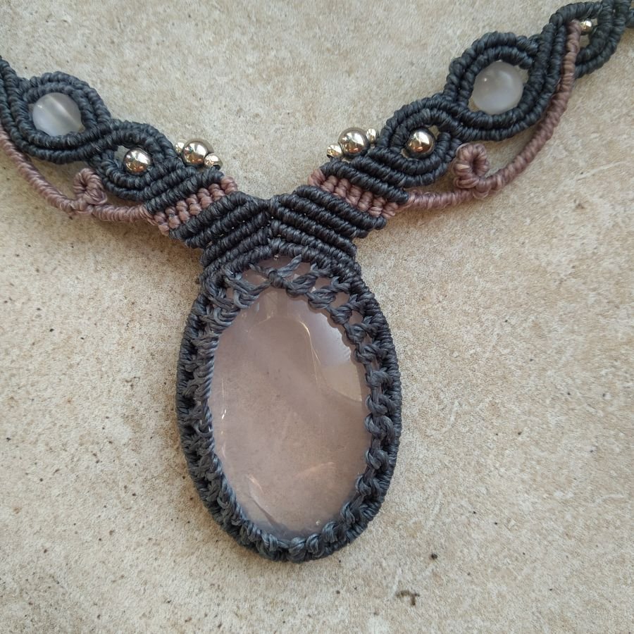 Blauw/grijze micro-macramé ketting met rozenkwarts 