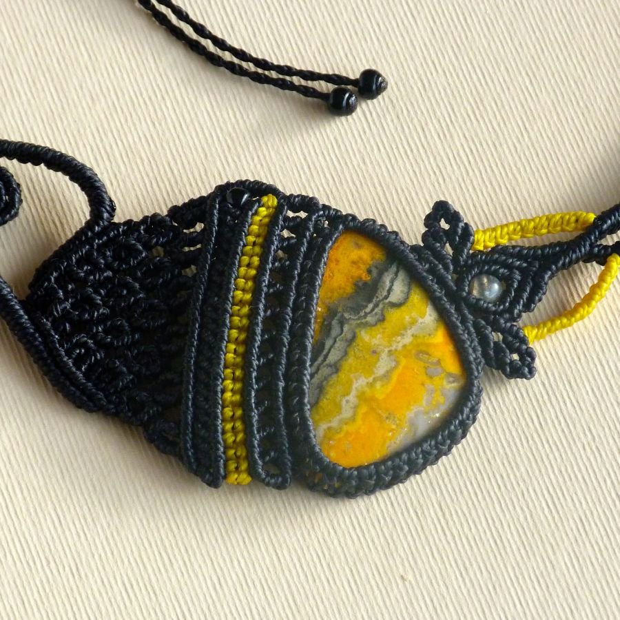 Zwart/geel micro-macramé collier met een natuursteen, jaspis 