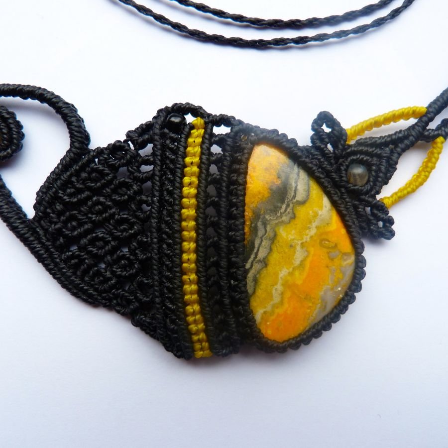 Zwart/geel micro-macramé collier met een natuursteen, jaspis 