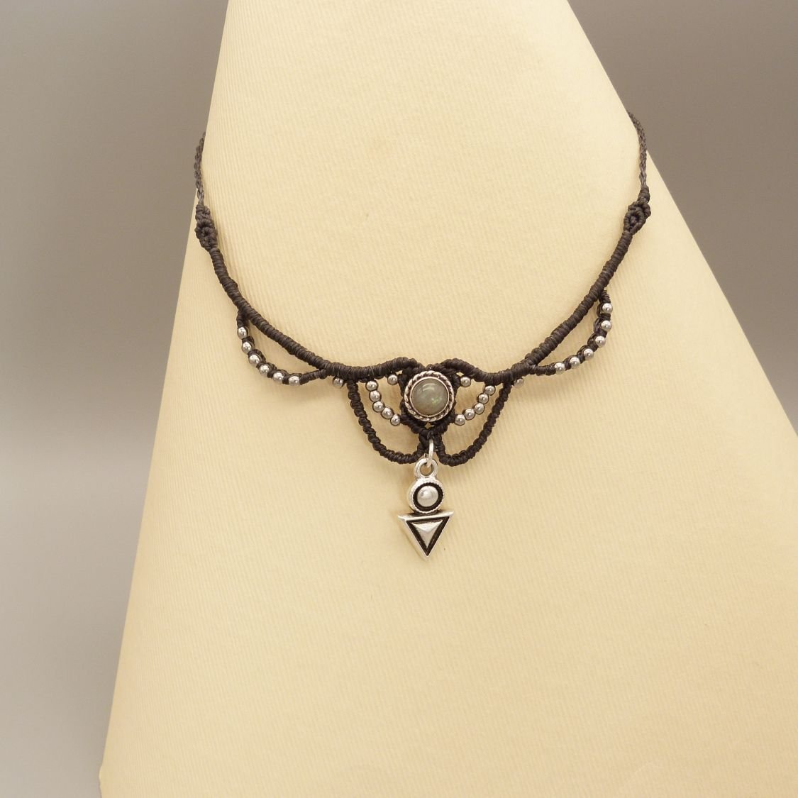 Charcoal grijze micro-macramé ketting met labradoriet gezet
