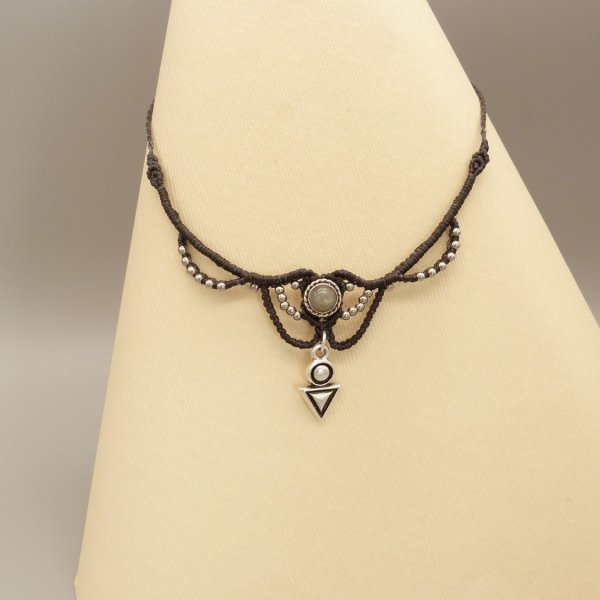 Charcoal grijze micro-macram&eacute; ketting met labradoriet gezet