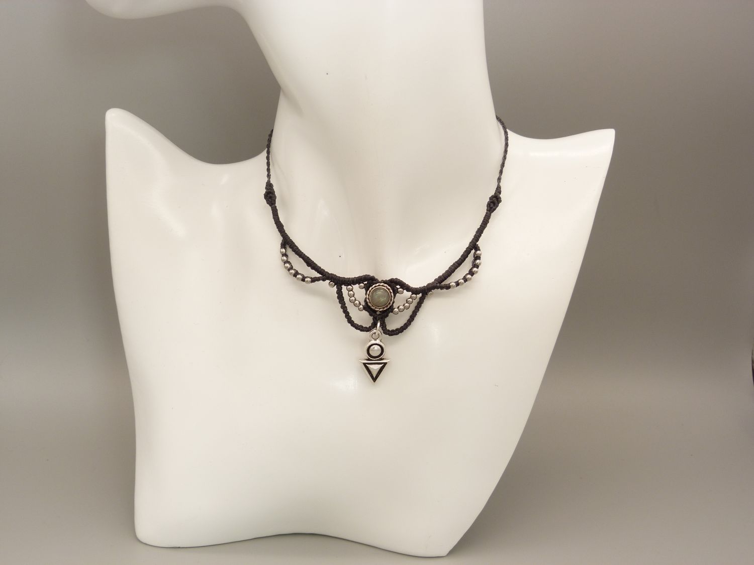 Charcoal grijze micro-macramé ketting met labradoriet gezet