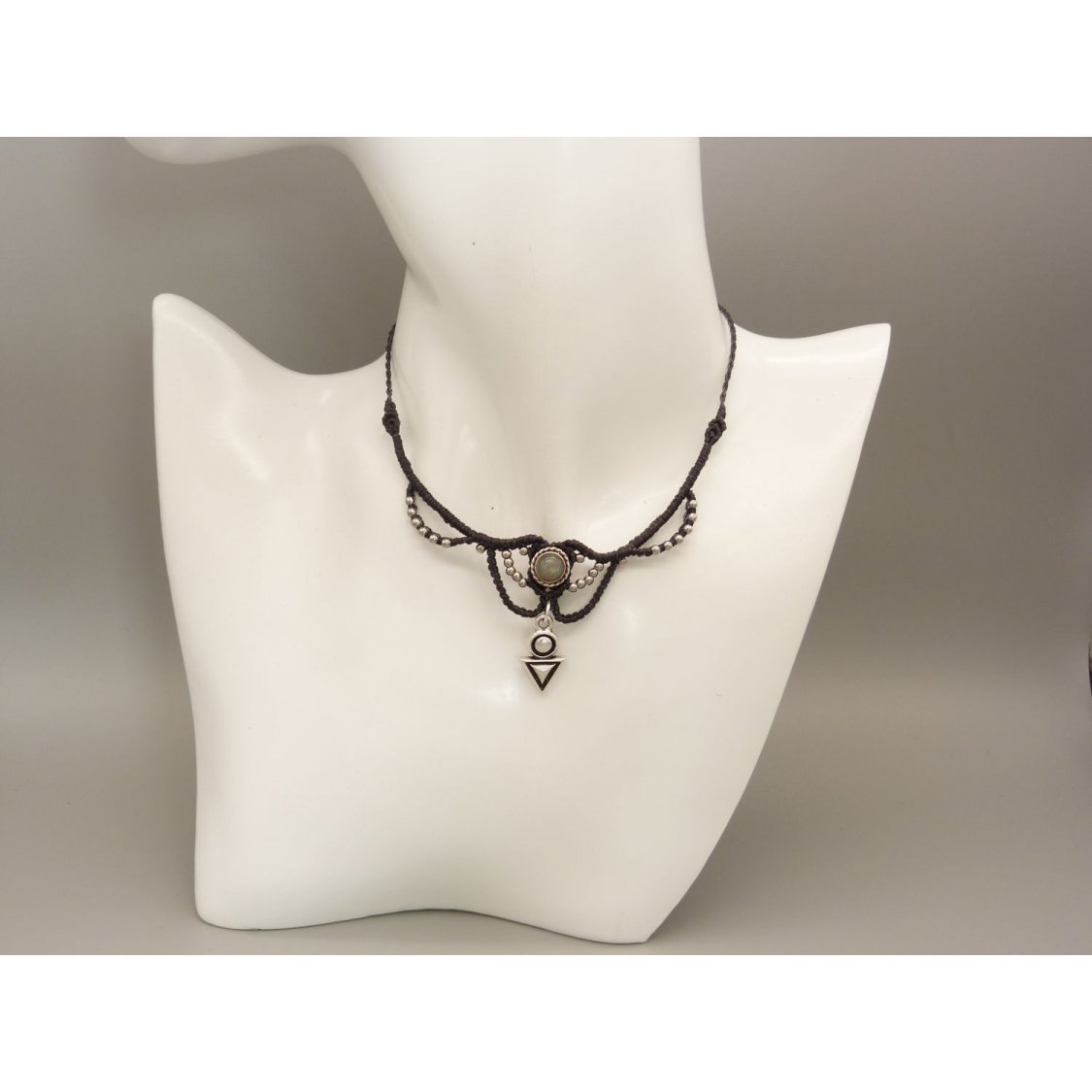 Charcoal grijze micro-macramé ketting met labradoriet gezet