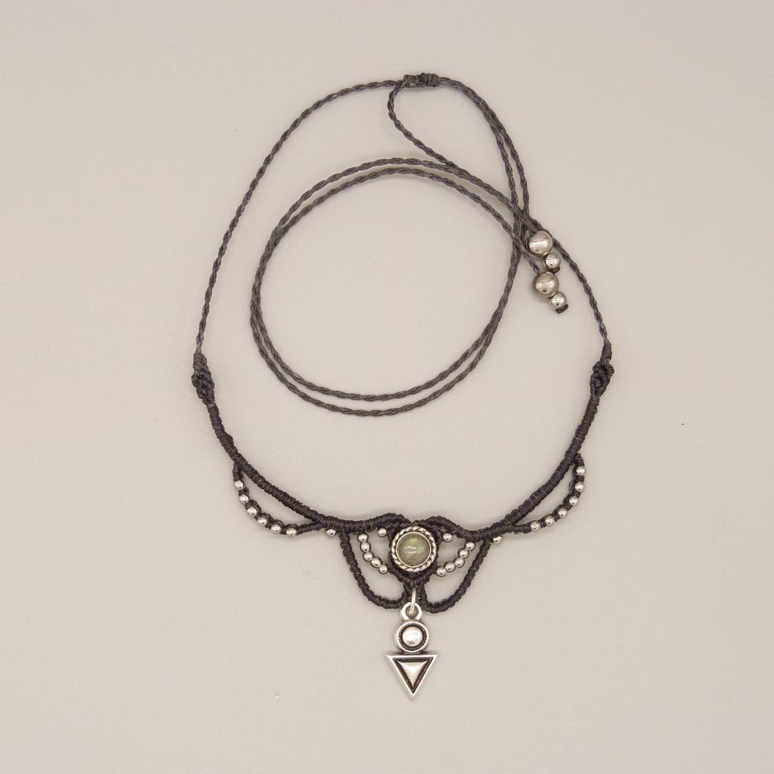 Charcoal grijze micro-macramé ketting met labradoriet gezet